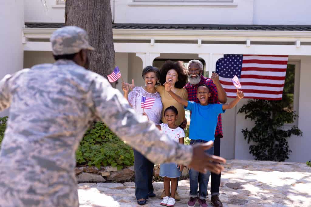 militaire reviens de la guerre et retrouve sa famille